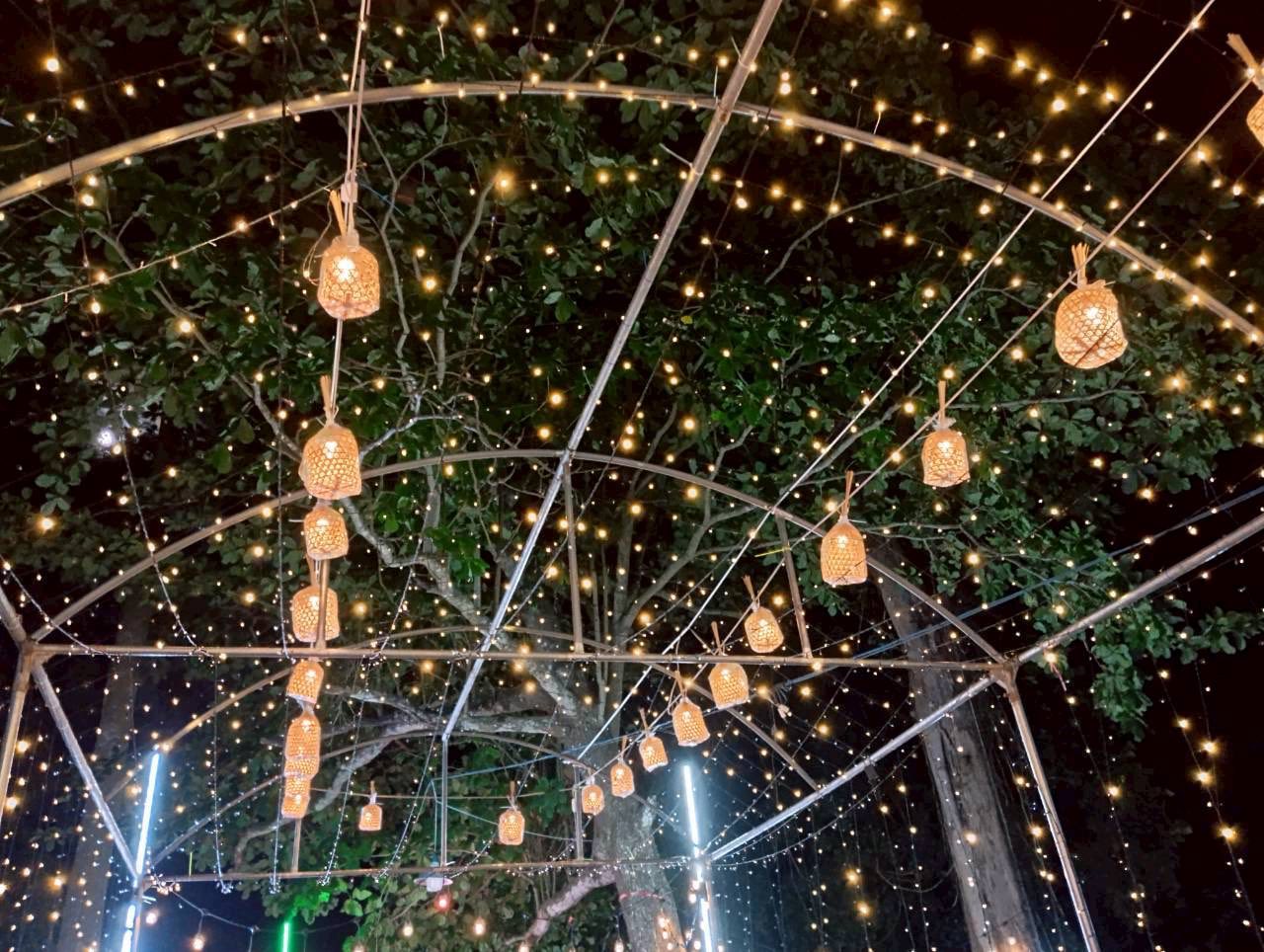 ดำเนินการเตรียมสถานที่จัดงานลอยกระทงเรียบร้อยแล้ว เพื่อให้การจัดงานในวันพรุ่งนี้เป็นไปอย่างราบรื่นและปลอดภัย
￼ขอเชิญทุกท่านมาร่วมลอยกระทง สืบสานประเพณีไทย ณ ท่าน้ำวัดปากคู หมู่ที่ 1 ตำบลช้างซ้าย อำเภอกาญจนดิษฐ์ จังหวัดสุราษฎร์ธานี ￼￼
