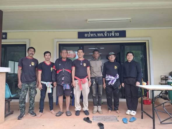 วันที่ 21 พฤศจิกายน 2568  เวลา 09.00 น.
นายชูชัยอุดมศรีโยธินนายกเทศมนตรีตำบลช้างซ้ายมอบหมายให้￼งานป้องกันฯลงพื้นที่ร่วมกับ เจ้าหน้าที่ อปพร สำรวจปริมาณน้ำท่วม ในตำบลช้างซ้าย หมู่ที่ 1,2,3,4,5,6,9,11น้ำลดลง ถนนสามารถสัญจรได้ บ้านเรือนยังมีน้ำขัง แต่ยังต้องเฝ้าระวัง