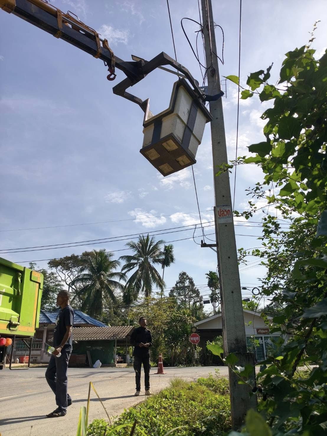 ดำเนินการนำรถกระเช้าไฟฟ้าออกปฏิบัติตัดแต่งกิ่งไม้ ม.6