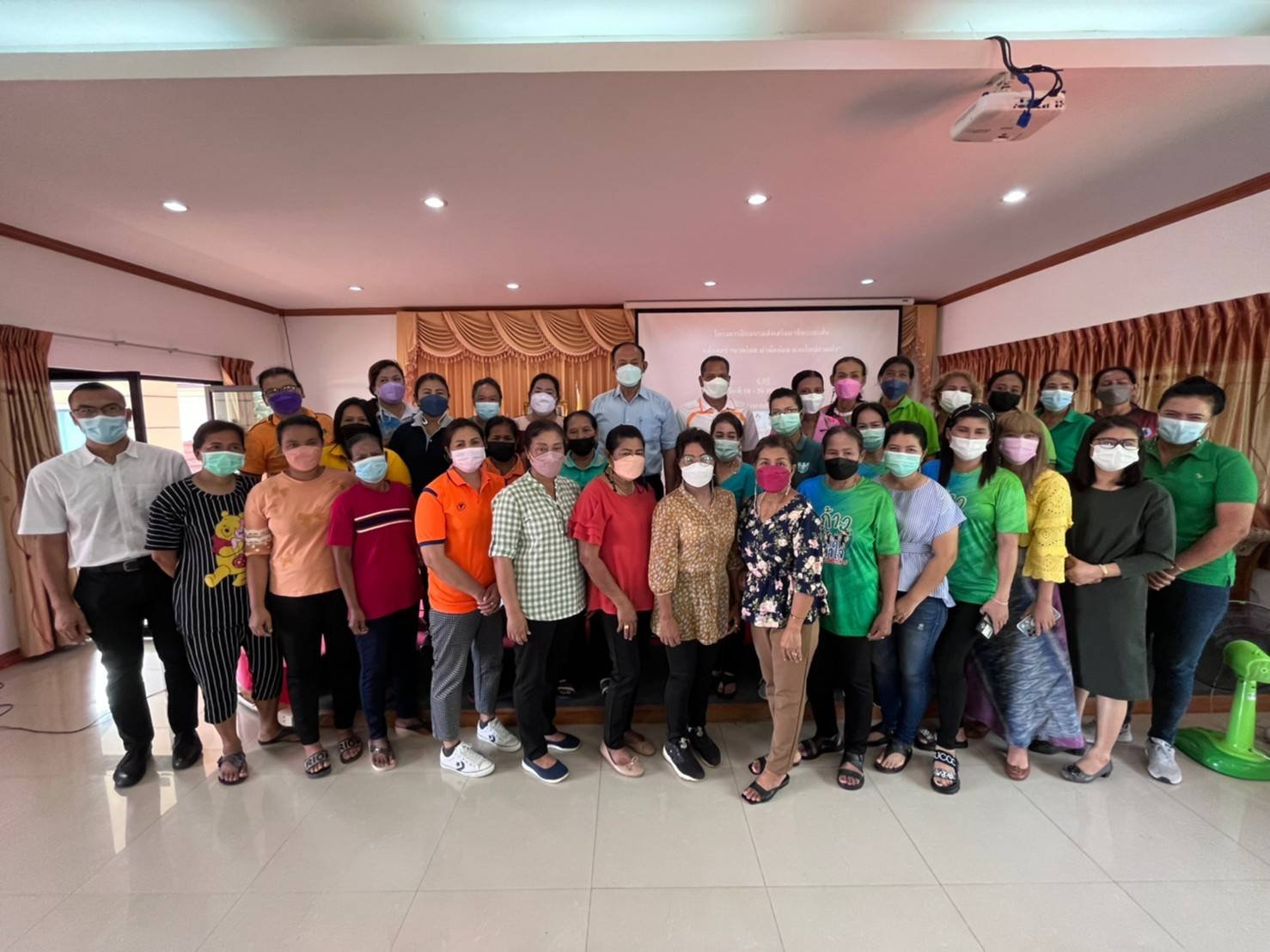 ประมวลภาพการฝึกอบรมส่งเสริมอาชีพระยะสั้น หลักสูตร นวดไทย ผ้ามัดย้อม และไตปลาแห้ง  ภาคเช้า นางดวงใจ ก่อบุญขวัญ เข้าร่วมเป็นวิทยากร หลักสูตร การทำผ้ามัดย้อม และ ภาคบ่าย นางสาวอัจฉรา ฤทธิพรัด แพทย์แผนไทย และนางสาวมลฤดี ศรีจันทร์เทพ ผู้ช่วยแพทย์แผนไทย เข้าร่วมเป็นวิทยากร หลักสูตร นวดไทย ณ เทศบาลตำบลช้างซ้าย อำเภอกาญจนดิษฐ์ จังหวัดสุราษฎร์ธานี